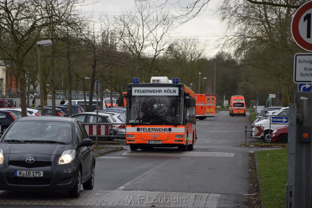 Einsatz BF Koeln Schule Burgwiesenstr Koeln Holweide P081.JPG - Miklos Laubert